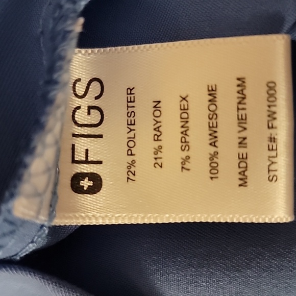 Figs Set Catarina One-Pocket Scrub Top / Zamora Jogger Scrub Pants - Picture 6 of 13